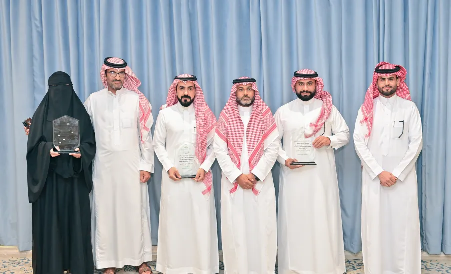 وكيل الجامعة للدراسات العليا والبحث العلمي يكرم عدد من منسوبي الجامعة الحاصلين على جوائز علمية  -  جامعة المجمعة 