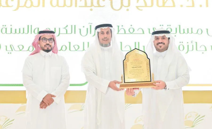 The Applied College received a shield of thanks and appreciation  -  fig3