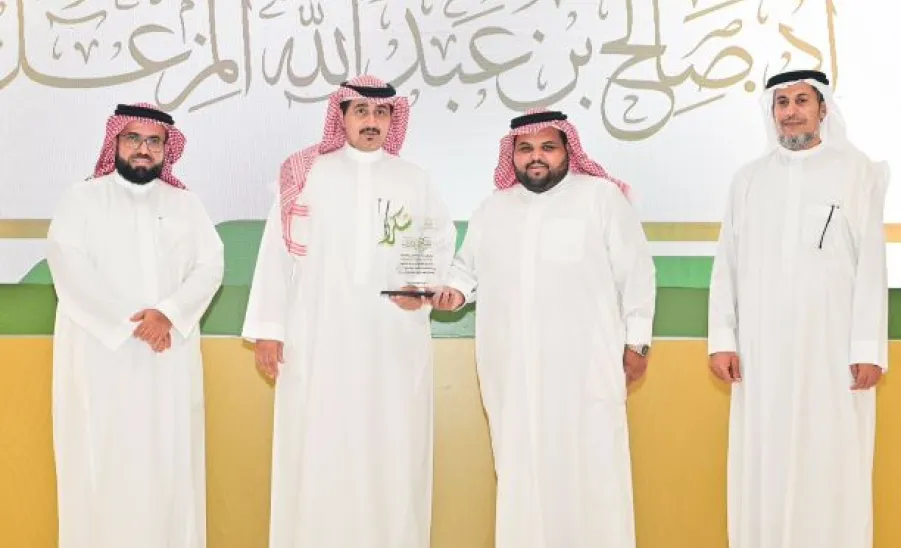 رئيس الجامعة يكرم الإدارة العامة للخدمات في حفل جائزة الجودة والتميز  -  1