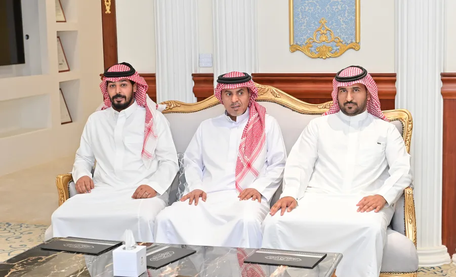 The Vice-Rector for Educational Affairs receives the report about the 6th Student Forum for Talent and Creativity  -  جامعة المجمعة