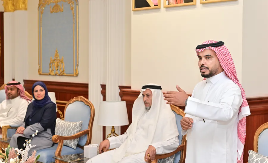The Vice-Rector for Educational Affairs receives the report about the 6th Student Forum for Talent and Creativity  -  جامعة المجمعة