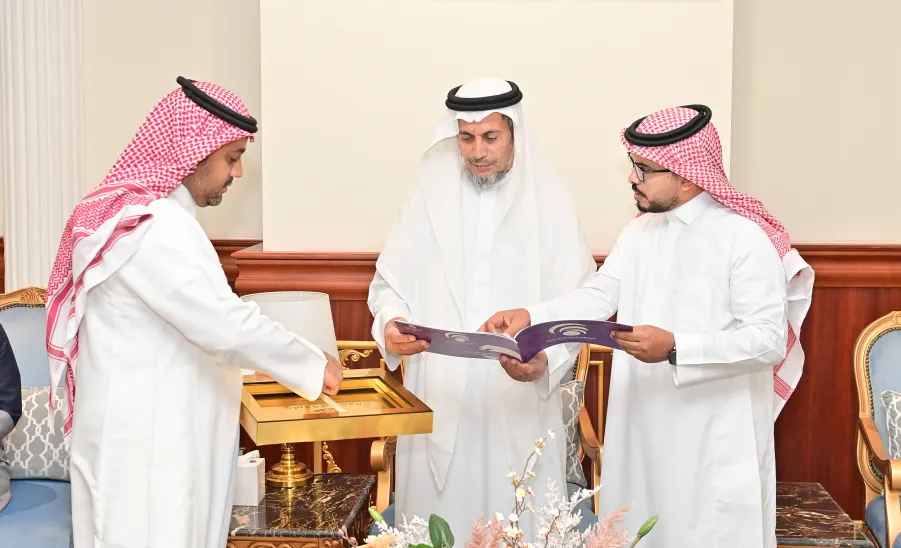 The Vice-Rector for Educational Affairs receives the report about the 6th Student Forum for Talent and Creativity  -  جامعة المجمعة