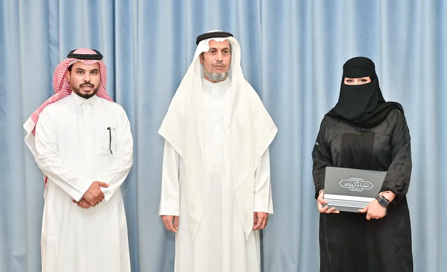 The Vice-Rector for Educational Affairs receives the report about the 6th Student Forum for Talent and Creativity  -  جامعة المجمعة