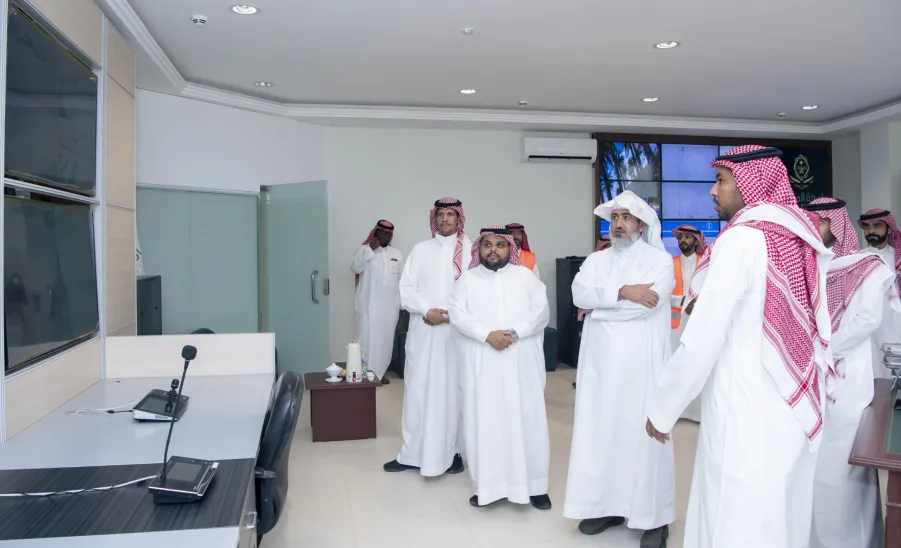 وكيل الجامعة للتنمية والاستثمار يدشن عدداً من مبادرات وفعاليات الإدارة العامة للخدمات - 3
