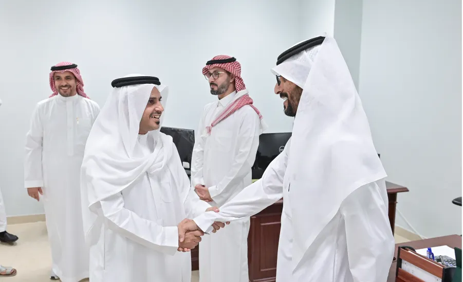 MU VICE-RECTOR VISITS THE GENERAL ADMINISTRATION OF HUMAN RESOURCES  -  جامعة المجمعة
