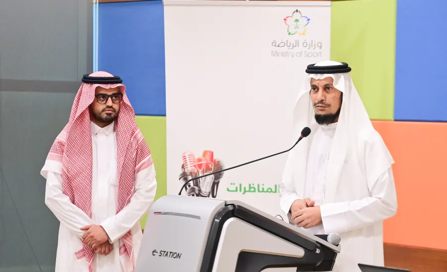 أكاديمية التواصل الحضاري للتدريب بمركز الملك عبدالعزيز للتواصل الحضاري تقيم برنامجاً لطلبة الجامعة - الدكتور العبودي يلقي كلمته في برنامج المناظرات للجامعات