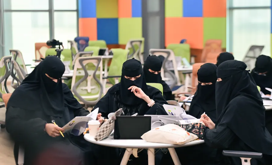 أكاديمية التواصل الحضاري للتدريب بمركز الملك عبدالعزيز للتواصل الحضاري تقيم برنامجاً لطلبة الجامعة - جانباً من حضور طالبات الجامعة في برنامج المناظرات للجامعات
