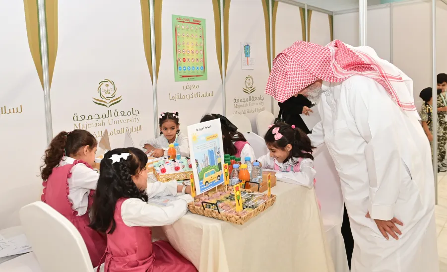 TRAFFIC SAFETY EXHIBITION HELD BY MU IN HAWTAT SUDAIR
 - جامعة المجمعة