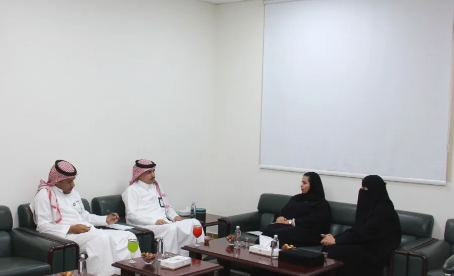 The dean welcomes a delegation of the Social Development Center in Rawdat Sudair - عميد الكلية تستقبل وفد مركز التنمية الاجتماعية بروضة سدير