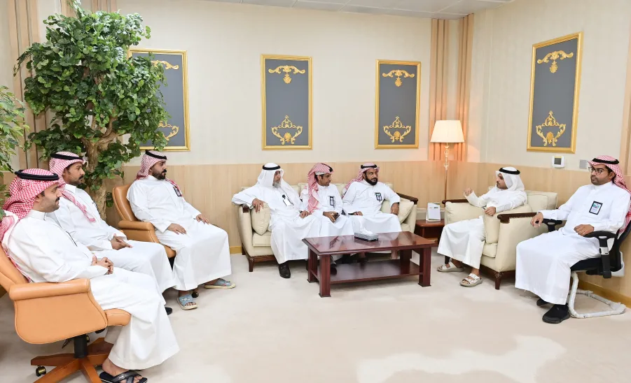 Supervisor of the General Administration of Human Resources honors the employees  - جماعية