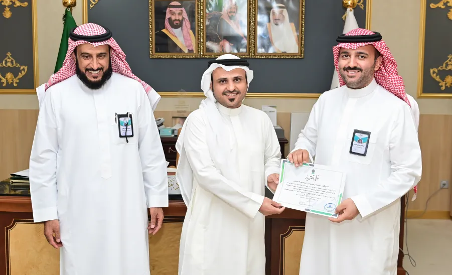 Supervisor of the General Administration of Human Resources honors the employees  - تكريم موظف