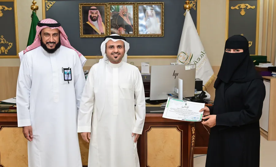 Supervisor of the General Administration of Human Resources honors the employees  - تكريم موظفة