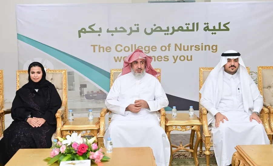 الرئيس التنفيذي للكلية التطبيقية يسلّم ميثاق تعزيز أهمية السلامة المرورية لعميدة كلية التمريض - ورشة عمل 