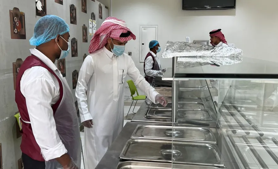 الصحة المهنية والبيئة تُنفذ جولات ميدانية لمطاعم و بوفيهات الجامعة -  الصحة المهنية و البيئة: تُنفذ عدد من الجولات لمطاعم و بوفيهات بمرافق الجامعة