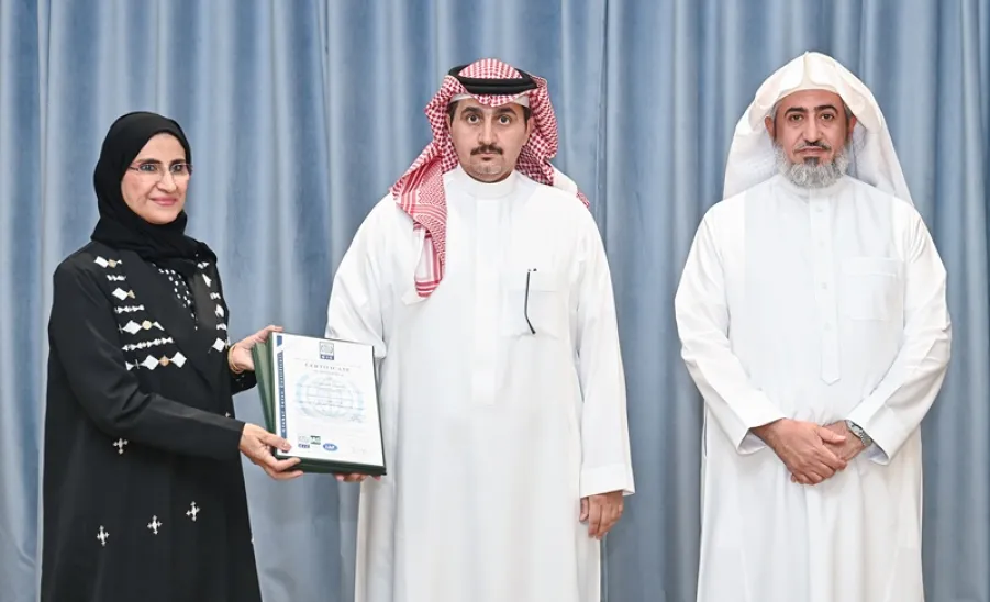 الجامعة تتسلم شهادات الآيزو من سمو الأميرة نوف بنت عبدالرحمن آل سعود بعد تحقيقها أربع شهادات في الجودة والتميز ( الآيزو ) - تسليم الشهادة 