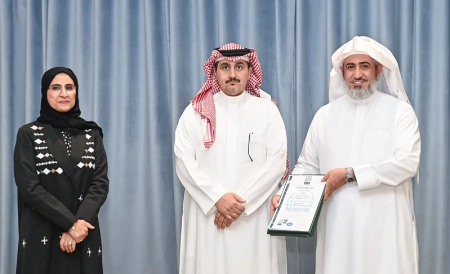 الجامعة تتسلم شهادات الآيزو من سمو الأميرة نوف بنت عبدالرحمن آل سعود بعد تحقيقها أربع شهادات في الجودة والتميز ( الآيزو ) - تسليم الشهادة 