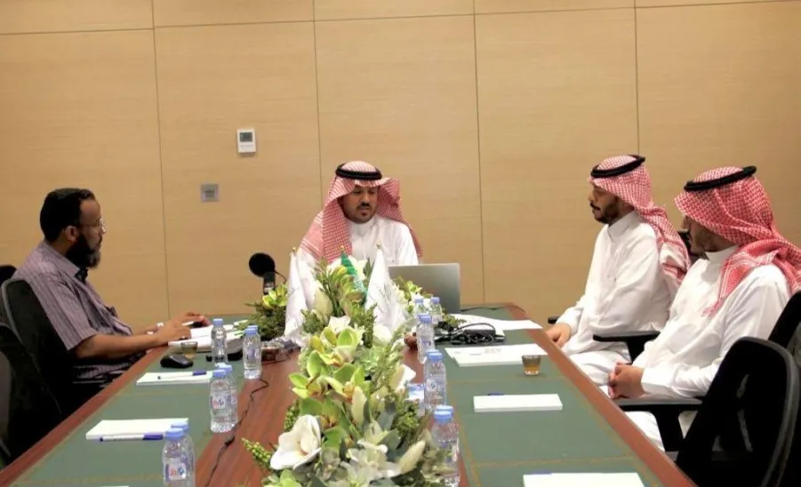 الرئيس التنفيذي للكلية التطبيقية يعقد اجتماعاً بوحدة شؤون الطلاب - اجتماع 