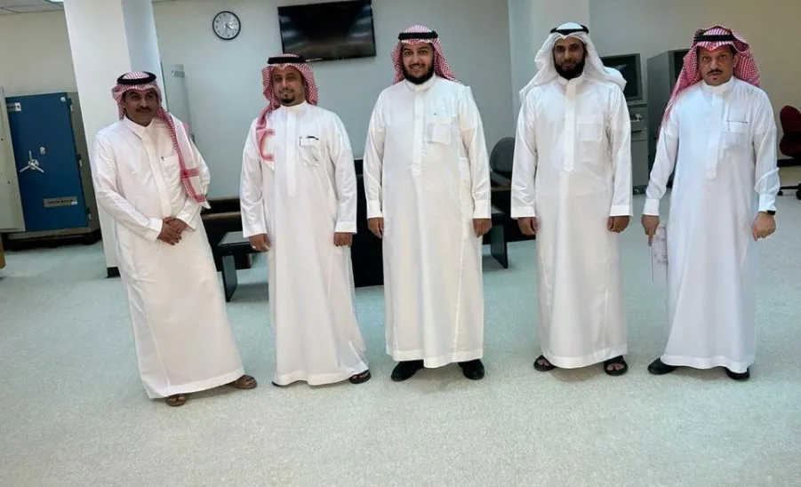 مركز الوثائق والمحفوظات يزور معهد الإدارة العامة بالرياض لتبادل الخبرات - .