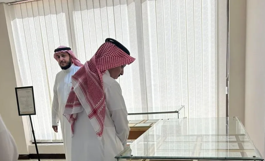 مركز الوثائق والمحفوظات يزور معهد الإدارة العامة بالرياض لتبادل الخبرات - .