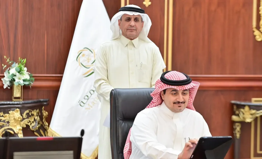 MU SIGNS MULTIPE CONSTRUCTION AND OPERATION CONTRACTS WITH DIFFERENT COMPANIES  -  رئيس جامعة المجمعة 