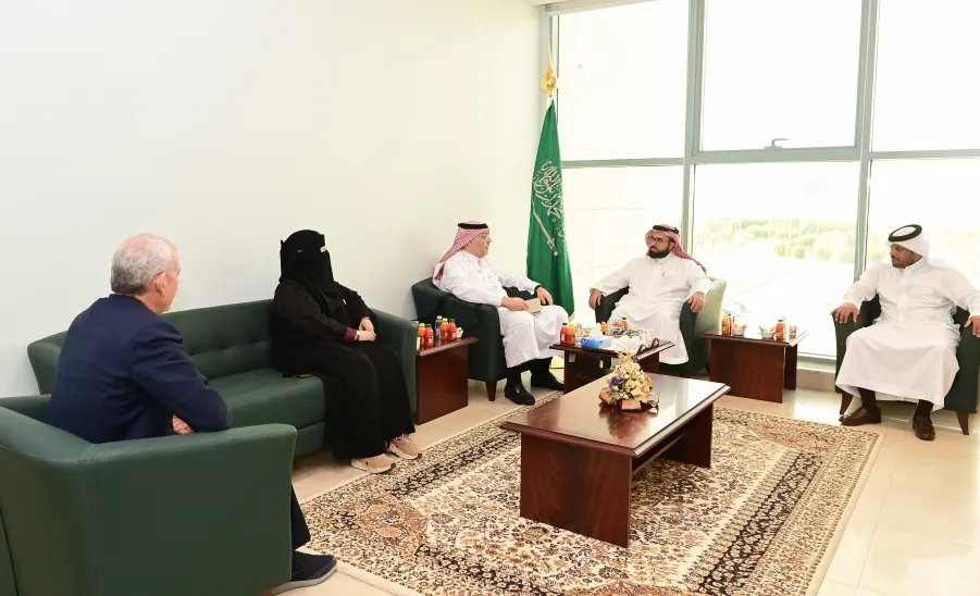 The Deanship welcomes a member of the final mock visit team to renew the institutional accreditation -  زياره٤