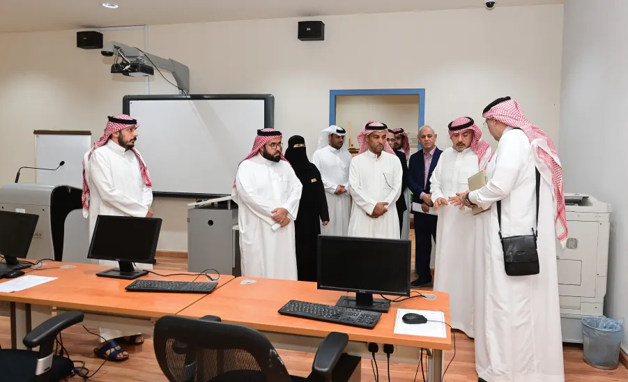 The Deanship welcomes a member of the final mock visit team to renew the institutional accreditation -  زياره٣