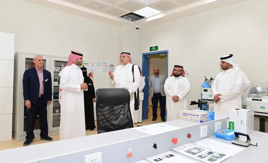 The Deanship welcomes a member of the final mock visit team to renew the institutional accreditation -  زياره١