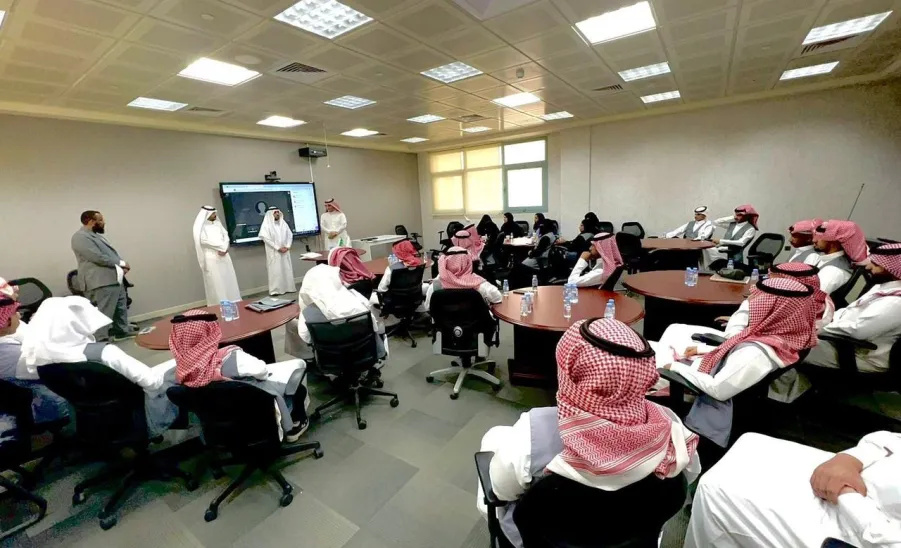 The CEO of Applied College conducts a meeting with members of the Student Advisory Council  -  اجتماع الطلاب الاستشاري الطلابي 