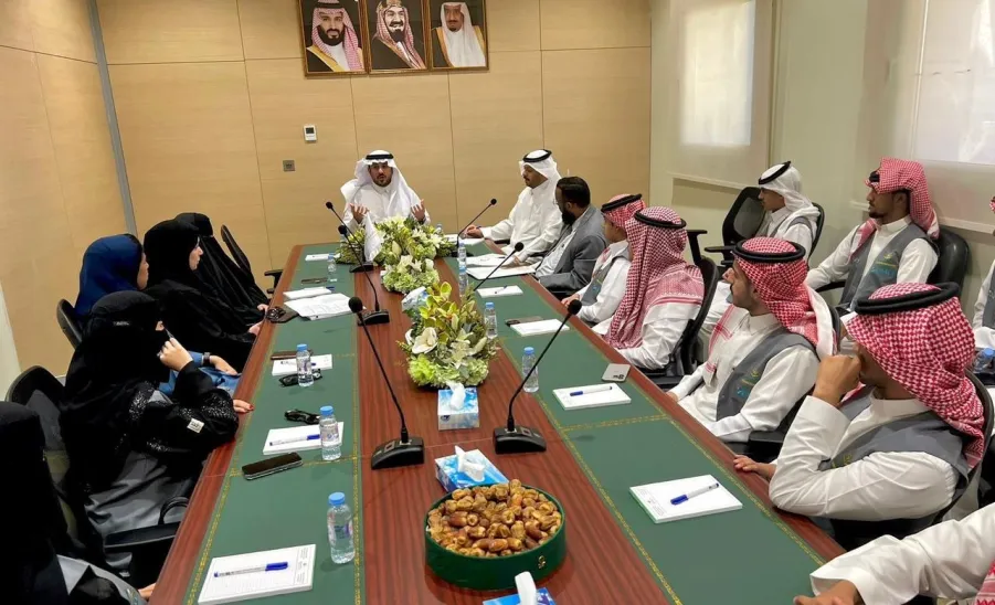 The CEO of the Applied College conducts a meeting with members of the Executive Committee of the "Professionals" Student Club -  لقاء طلاب محترفون 