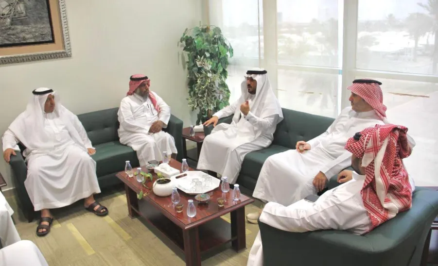 الرئيس التنفيذي للكلية التطبيقية يستقبل فريق تحسين تجربة المستفيدين بالإدارة العامة للخدمات - زيارة 