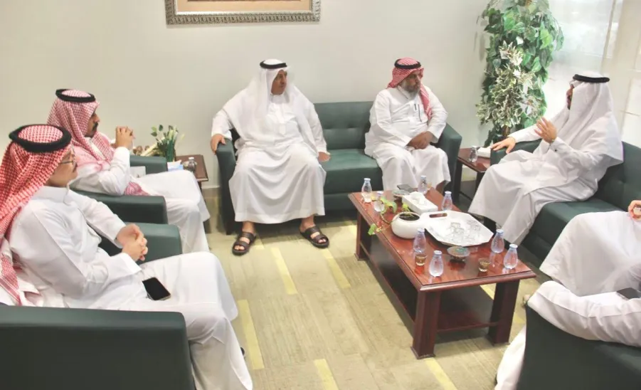 الرئيس التنفيذي للكلية التطبيقية يستقبل فريق تحسين تجربة المستفيدين بالإدارة العامة للخدمات - زيارة 