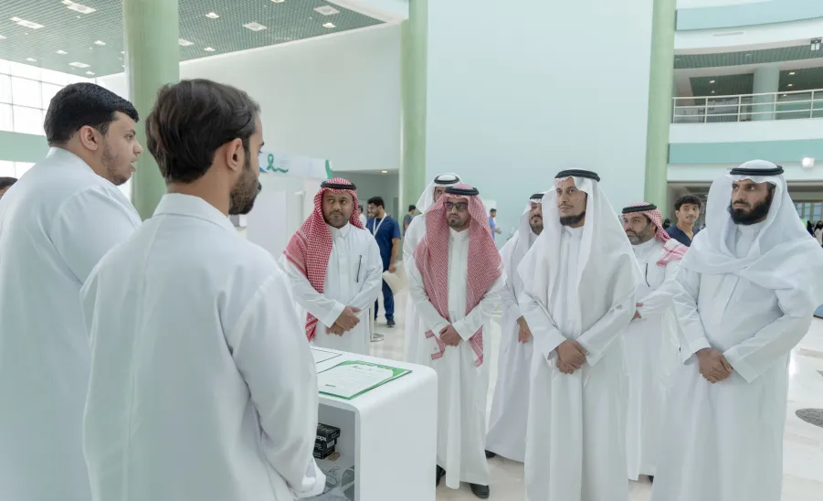 الجامعة تفعل اليوم العالمي للصحة النفسية 2024 -  وكيل الجامعة للشؤون التعليمية يتجول في معرض الصحة النفسية 