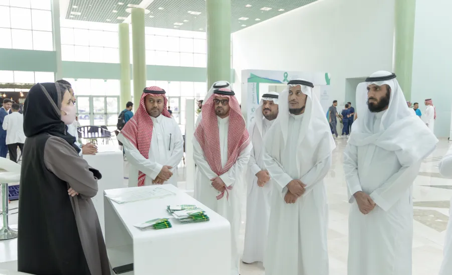 الجامعة تفعل اليوم العالمي للصحة النفسية 2024 -  وكيل الجامعة للشؤون التعليمية يتجول في معرض الصحة النفسية 
