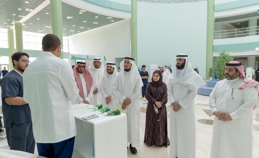 الجامعة تفعل اليوم العالمي للصحة النفسية 2024 -  وكيل الجامعة للشؤون التعليمية يتجول في معرض الصحة النفسية 