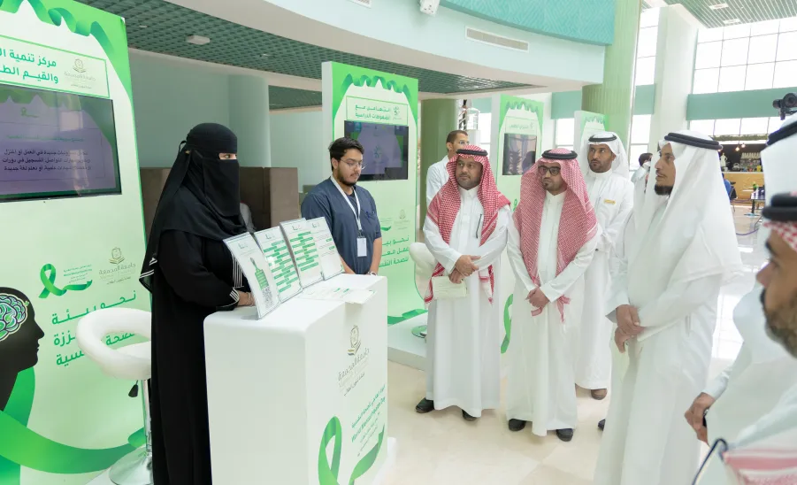 الجامعة تفعل اليوم العالمي للصحة النفسية 2024 -  وكيل الجامعة للشؤون التعليمية يتجول في معرض الصحة النفسية 