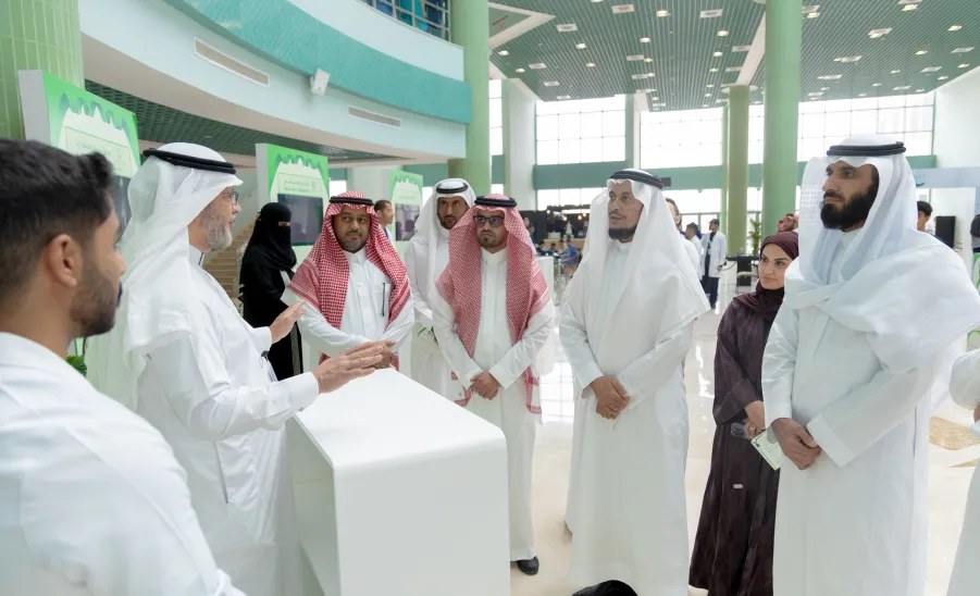 الجامعة تفعل اليوم العالمي للصحة النفسية 2024 -  وكيل الجامعة للشؤون التعليمية يتجول في معرض الصحة النفسية 