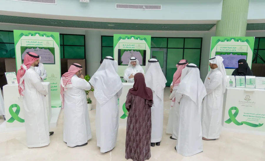الجامعة تفعل اليوم العالمي للصحة النفسية 2024 -  وكيل الجامعة للشؤون التعليمية يتجول في معرض الصحة النفسية 