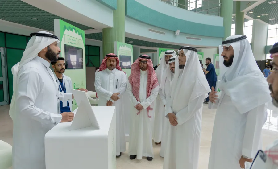 الجامعة تفعل اليوم العالمي للصحة النفسية 2024 -  وكيل الجامعة للشؤون التعليمية يتجول في معرض الصحة النفسية 