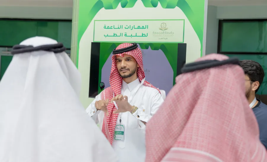 الجامعة تفعل اليوم العالمي للصحة النفسية 2024 -  وكيل الجامعة للشؤون التعليمية يتجول في معرض الصحة النفسية 