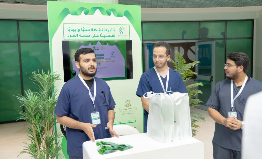 الجامعة تفعل اليوم العالمي للصحة النفسية 2024 -  وكيل الجامعة للشؤون التعليمية يتجول في معرض الصحة النفسية 