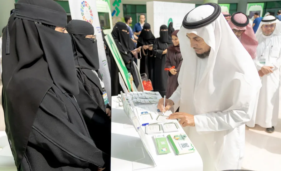 الجامعة تفعل اليوم العالمي للصحة النفسية 2024 -  وكيل الجامعة للشؤون التعليمية يتجول في معرض الصحة النفسية 