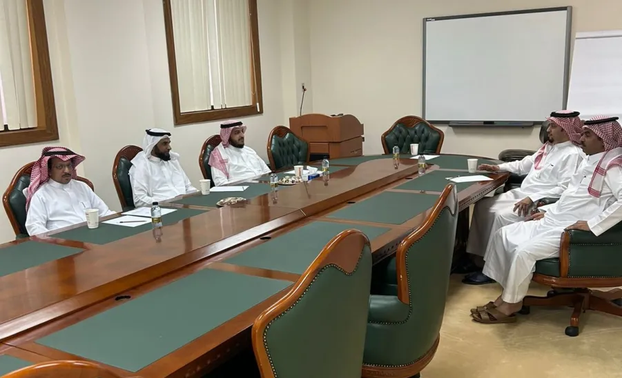 مركز الوثائق والمحفوظات يزور معهد الإدارة العامة بالرياض لتبادل الخبرات - .