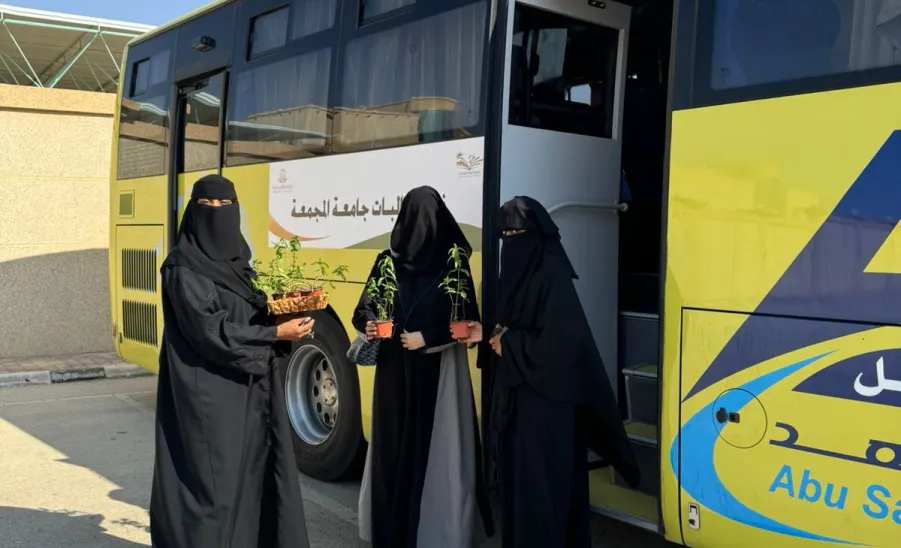 الإدارة العامة للخدمات توزع عدداً من الشتلات ضمن موسم التشجير الوطني  - د