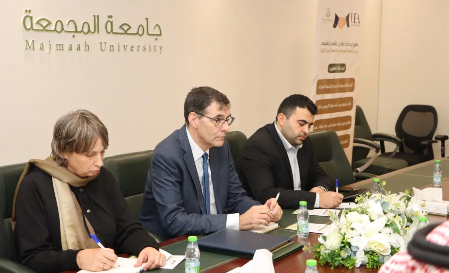 A DELEGATION OF EAST ANGLIA UNIVERSITY VISITS MU TO SEEK MEANS OF COOPERATION BETWEEN TWO SIDES -  #