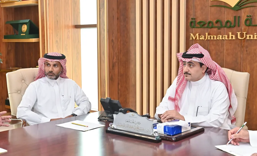 الجامعة تدشن حاضنة الأعمال ومساحة العمل المشتركة لتعزيز ريادة الأعمال والابتكار - رئيس جامعة المجمعة مع وكيل الجامعة للدراسات العليا والبحث العلمي 