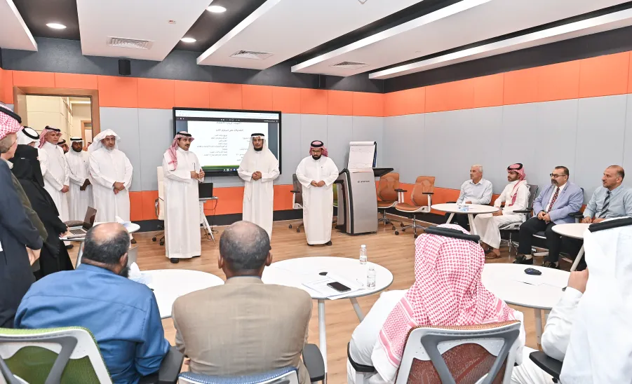 رئيس الجامعة يلتقي بقيادات الجامعة وفرق العمل استعداداً لزيارة تجديد الاعتماد المؤسسي -  .