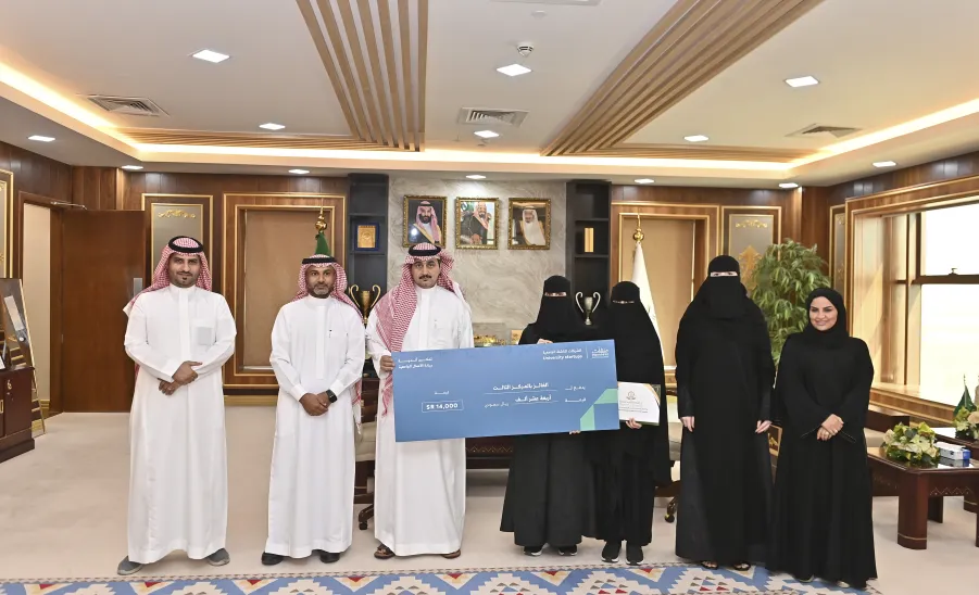 رئيس الجامعة يكرم فريق العمل في معسكر تمكين أندية ريادة الأعمال  - جامعة المجمعة
