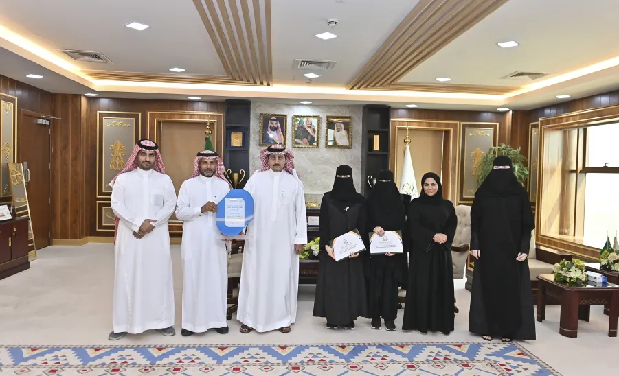 رئيس الجامعة يكرم فريق العمل في معسكر تمكين أندية ريادة الأعمال  - جامعة المجمعة