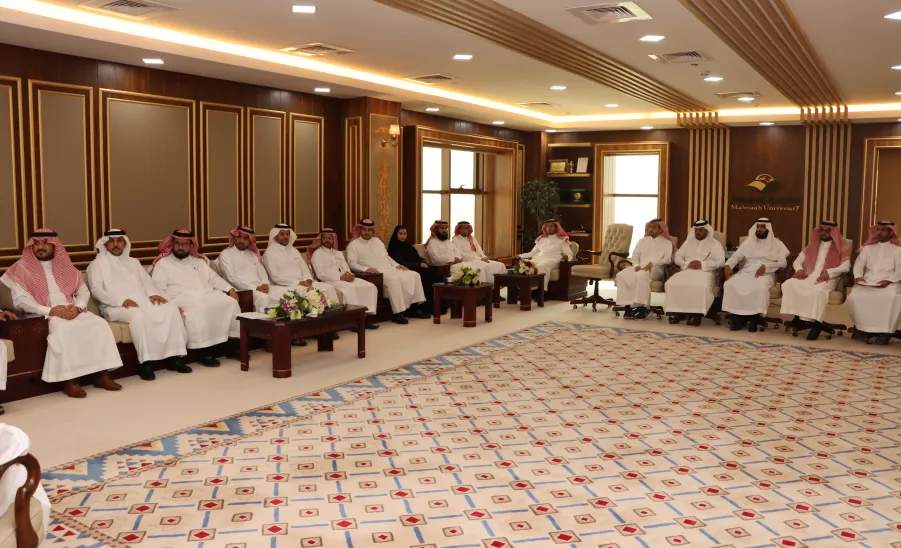 رئيس الجامعة يلتقي بقيادات الجامعة وفرق العمل استعداداً لزيارة تجديد الاعتماد المؤسسي -  رئيس الجامعة يلتقي بقيادات الجامعة