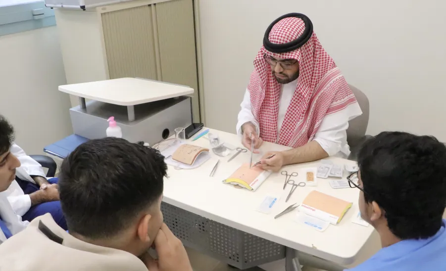 The College of Medicine holds a number of training courses in surgery in cooperation with Irtiqaa platform - كلية الطب تقيم عدد من الدورات التدريبية في الجراحة بالتعاون مع منصة ارتقاء